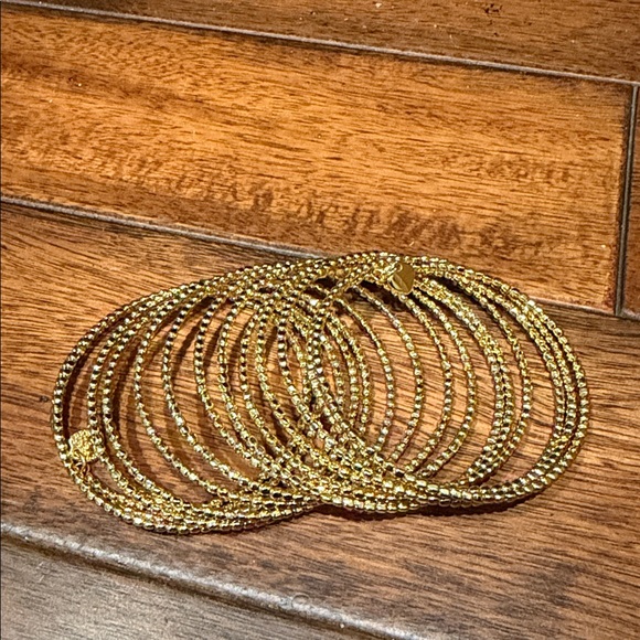 Elegant Gold Beaded Bracelet with Heart Charm - Picture 4 of 4